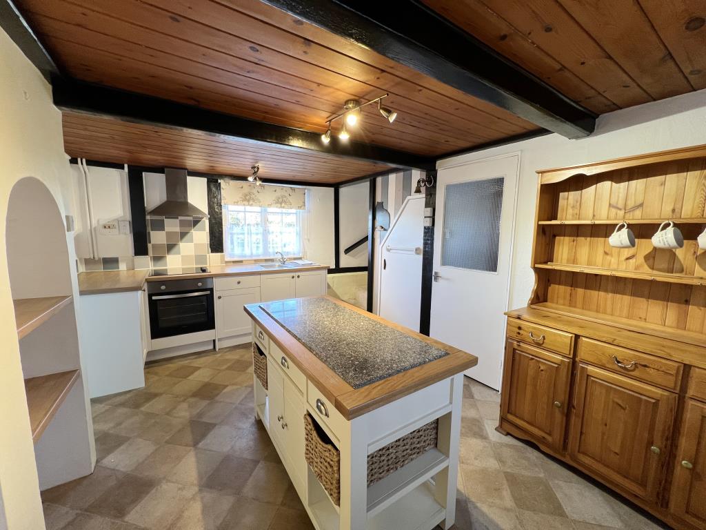 Lot: 34 - DETACHED COTTAGE ON GOOD SIZE PLOT - Modern fitted kitchen